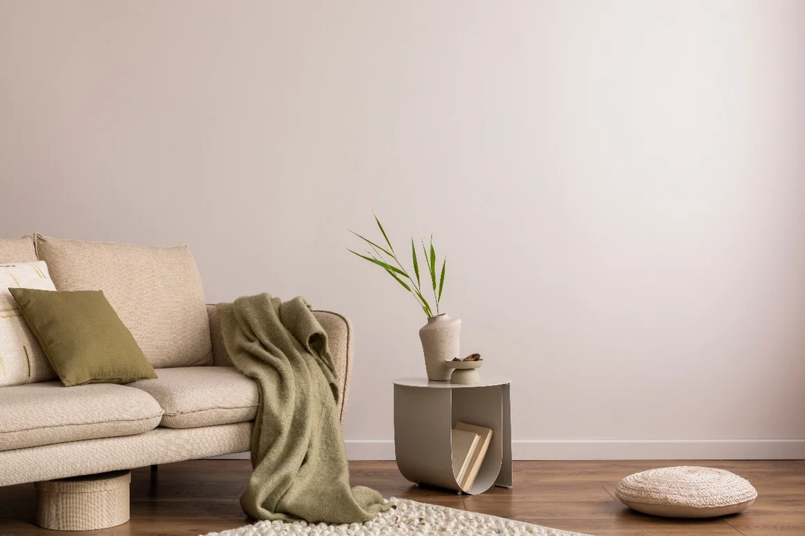 Beiges Sofa mit Dekokissen